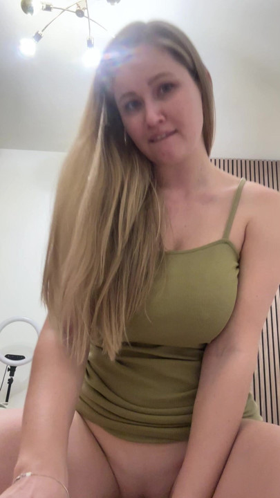 Showing off my fresh pussy😍 Click on the link in the profile header