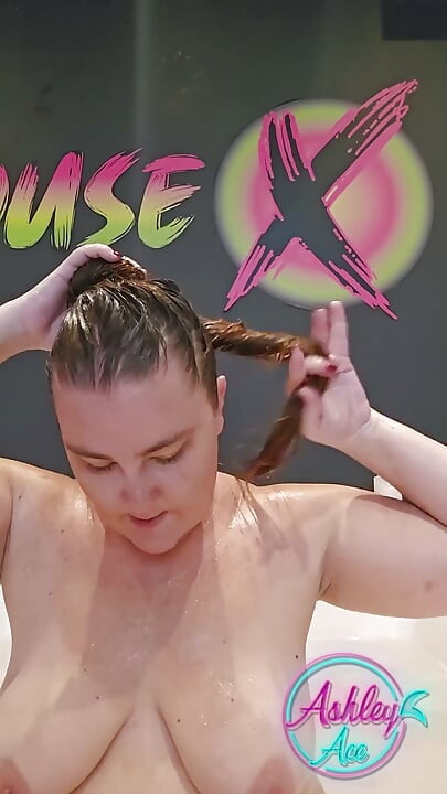 Ashley Turns Her Bath Hair Wash Into Toy Play