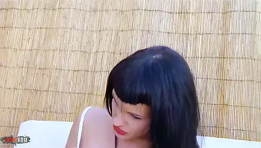 Nina Roberts: ateşli yıldızı Nina Roberts seksi bir striptiz yapıyor