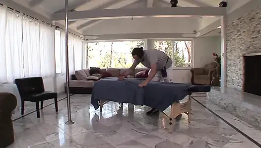 Brünette mit dicken titten fickt masseurin