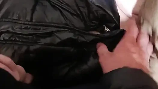 Ceket fetişi - parlak kabarık ceketine oynuyor ve boşalıyor