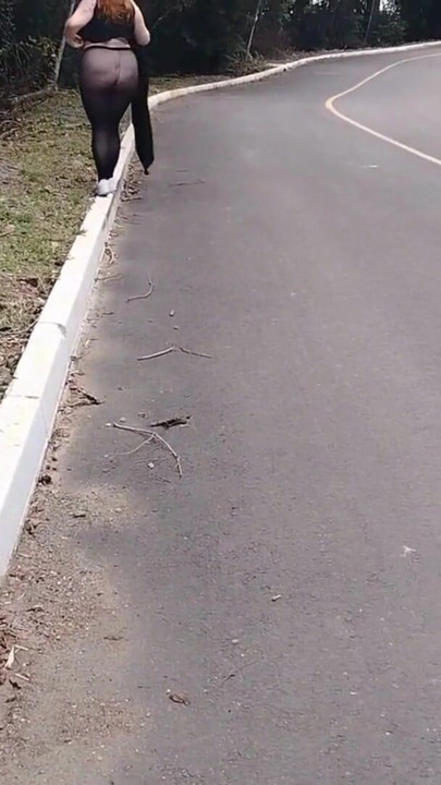 Moment cheie de la "Mama mea vitregă în pantaloni transparenți fără chiloți care se expune pe stradă".
