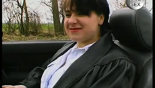 Chubby MILF whore satisfy her pussy in car