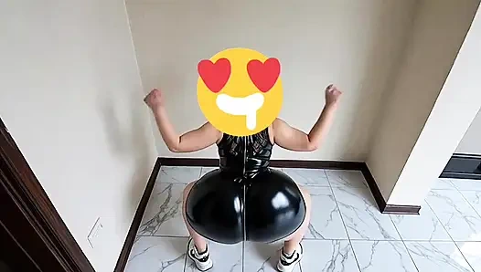 Большая, красиво двигается