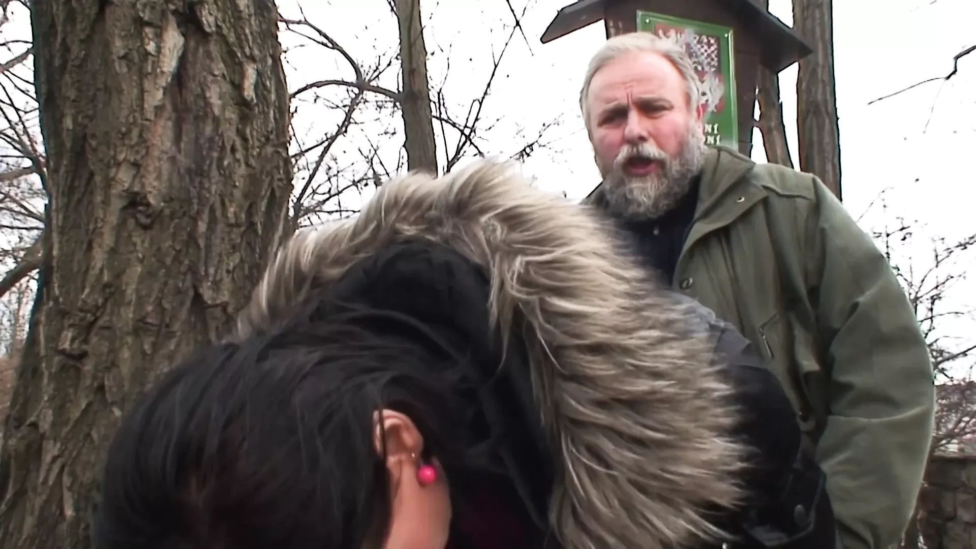 Die Sau hat sich extra ein Rock angezogen geiler Fick Public
