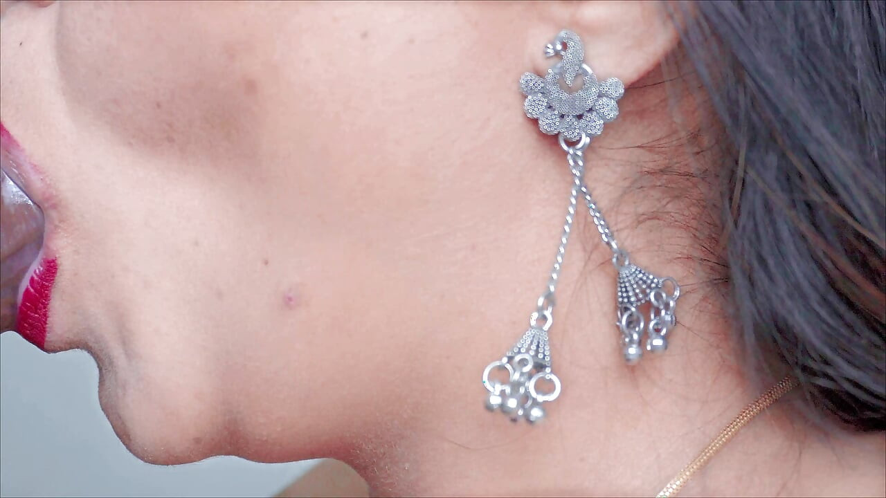 Prim-plan - muie cu prezervativ desi bhabhi! Ejaculare în prezervativ cu ruj roșu