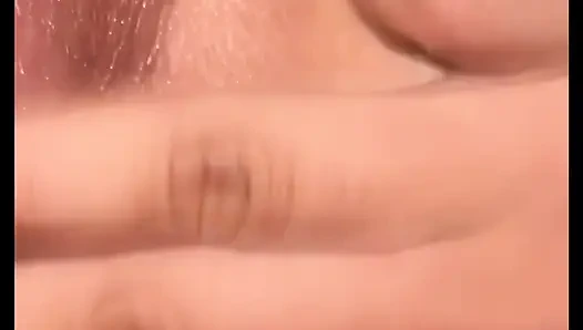 Супер возбужденная милфа с текущей киской мастурбирует до сквиртаного оргазма