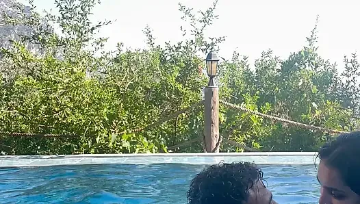 Untreu Zu Meinem Mann Mit Der Riesigen Nachbarin Yasmina Khan Im Pool