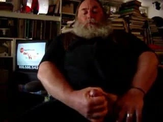 Fearded Daddy bear jerking and cumming