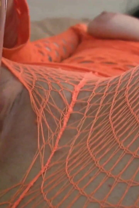 Μωρό με διχτυωτή στολή σκίζει καλσόν και βάζει δονητή στο ξυρισμένο μουνί της