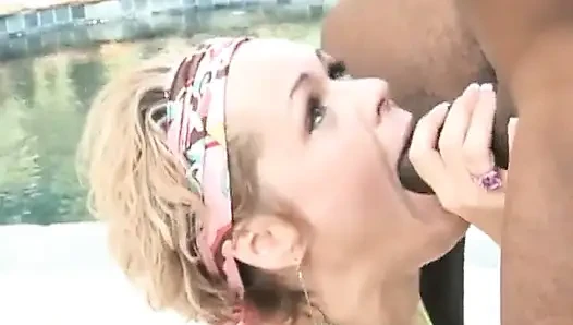 Sexy blonde schlampe gibt schwarzem hengst einen blowjob am pool