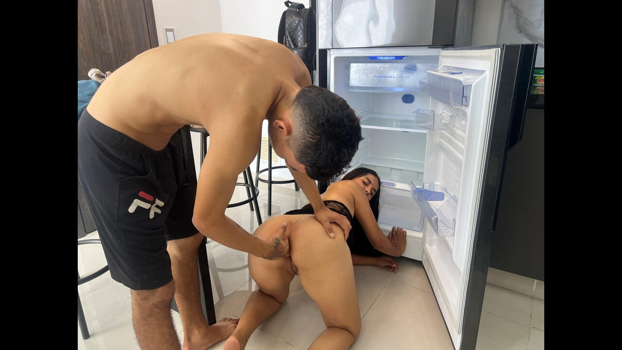 ฉันเกลี้ยกล่อมลูกพี่ลูกน้องชายให้เย็ดฉันเพื่อแลกกับการทําความสะอาดตู้เย็นและสุดท้ายเขาก็แตกในหีฉัน