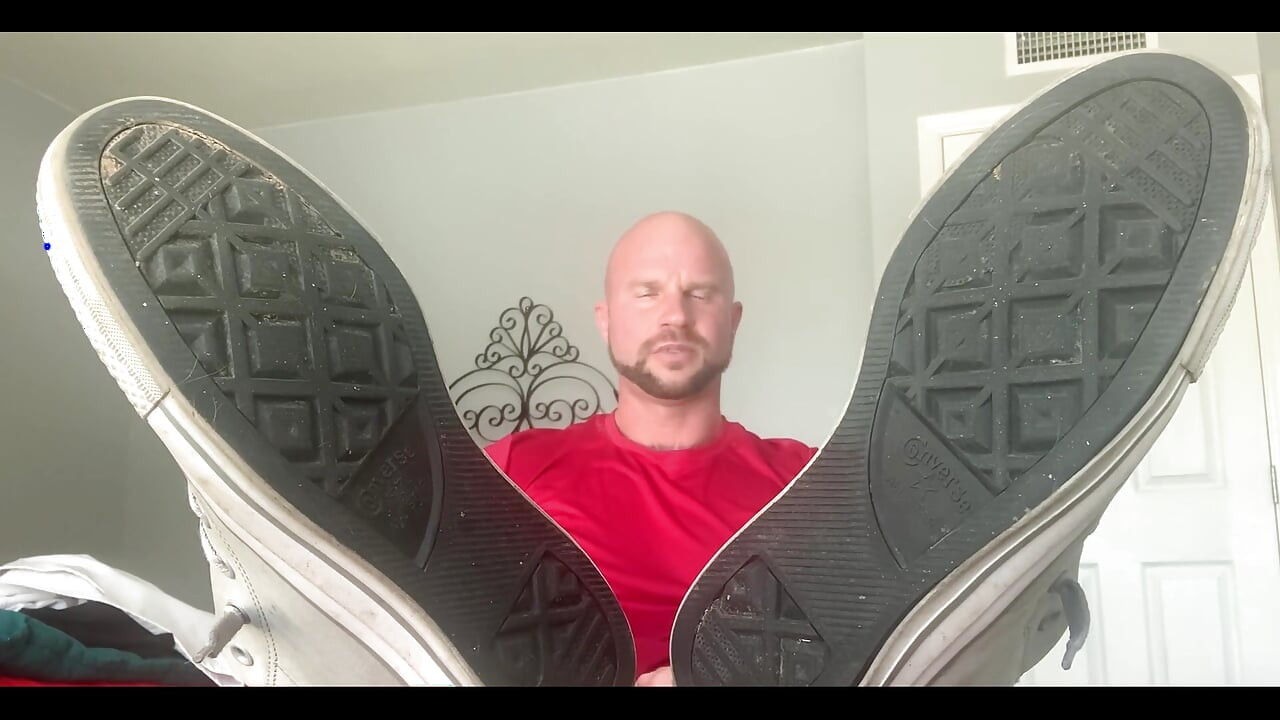 ‪it’s Bit Weird as You Take My Shoes off