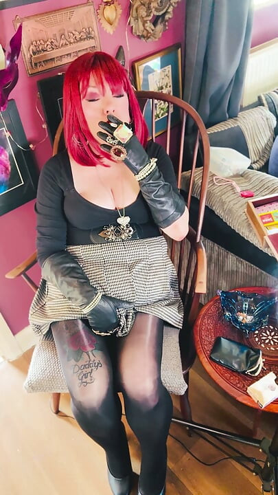 A Naughty secretary Tina Snua Dons Leathe Gloves, Jewellery & Chain Smokes 2 Cigarettes - Smoking Pantyhose