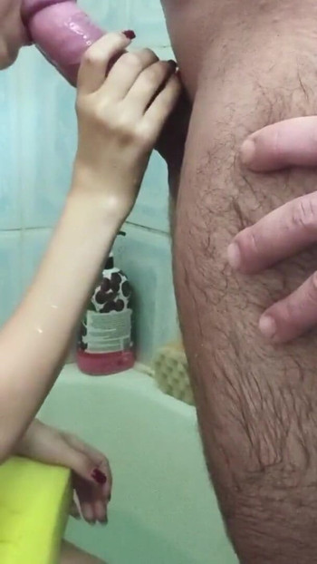 Je suce la grosse bite de mon demi-frère dans la salle de bain et une énorme éjaculation sur les seins | Clip 1