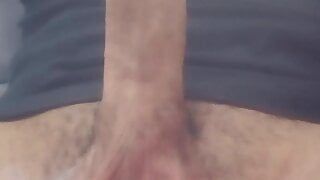 Junge mit großem Schwanz masturbiert, junger Mann zeigt sich nackt.