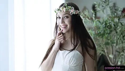 Mia river bittet um einen großen schwanz, um ihre enge muschi zu massieren