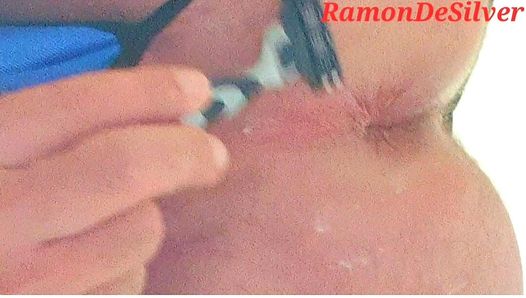 Maître Ramon se rase les fesses divines dans un string sexy en satin