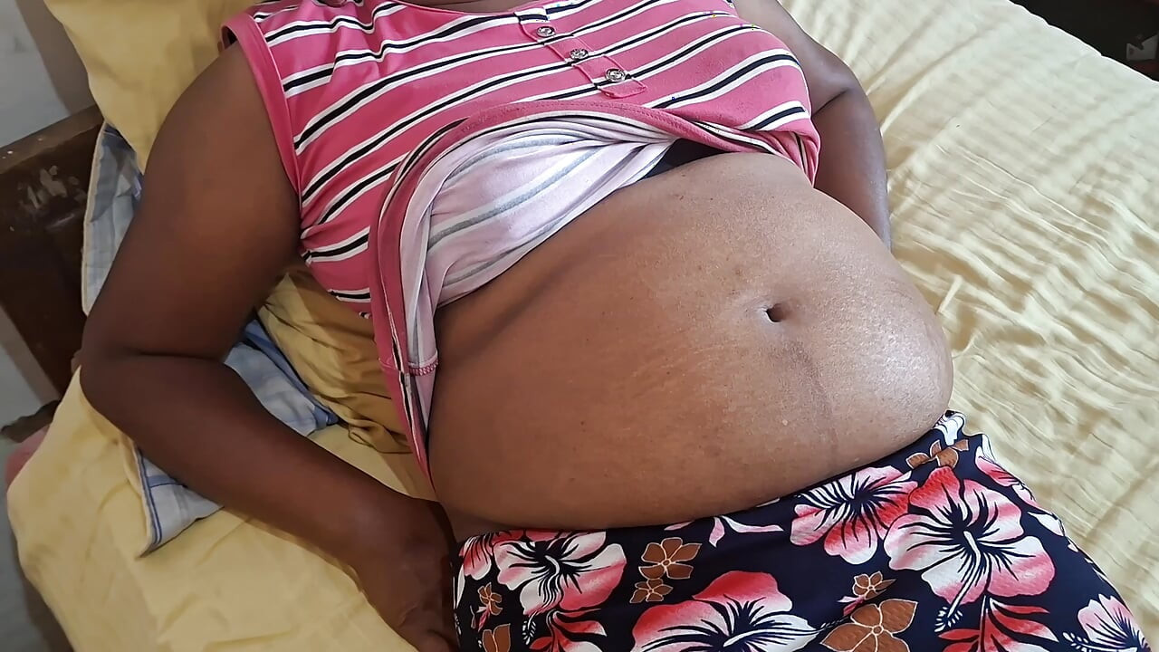 Milf stiefmutter während sie auf dem bett ruht