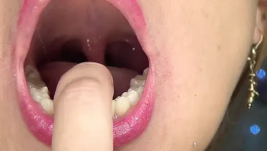 Aynanın önünde uvula, dilim ve ağzımla oynuyorum