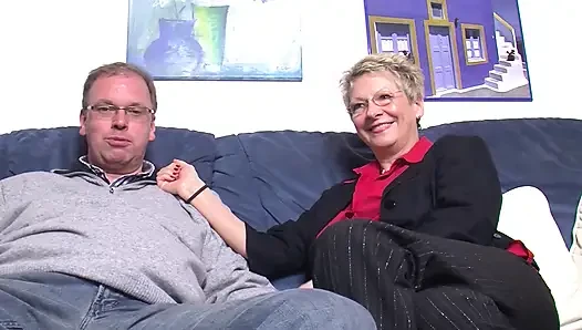 Edepsiz adam iki büyük olgun Alman kaltağı sikiyor