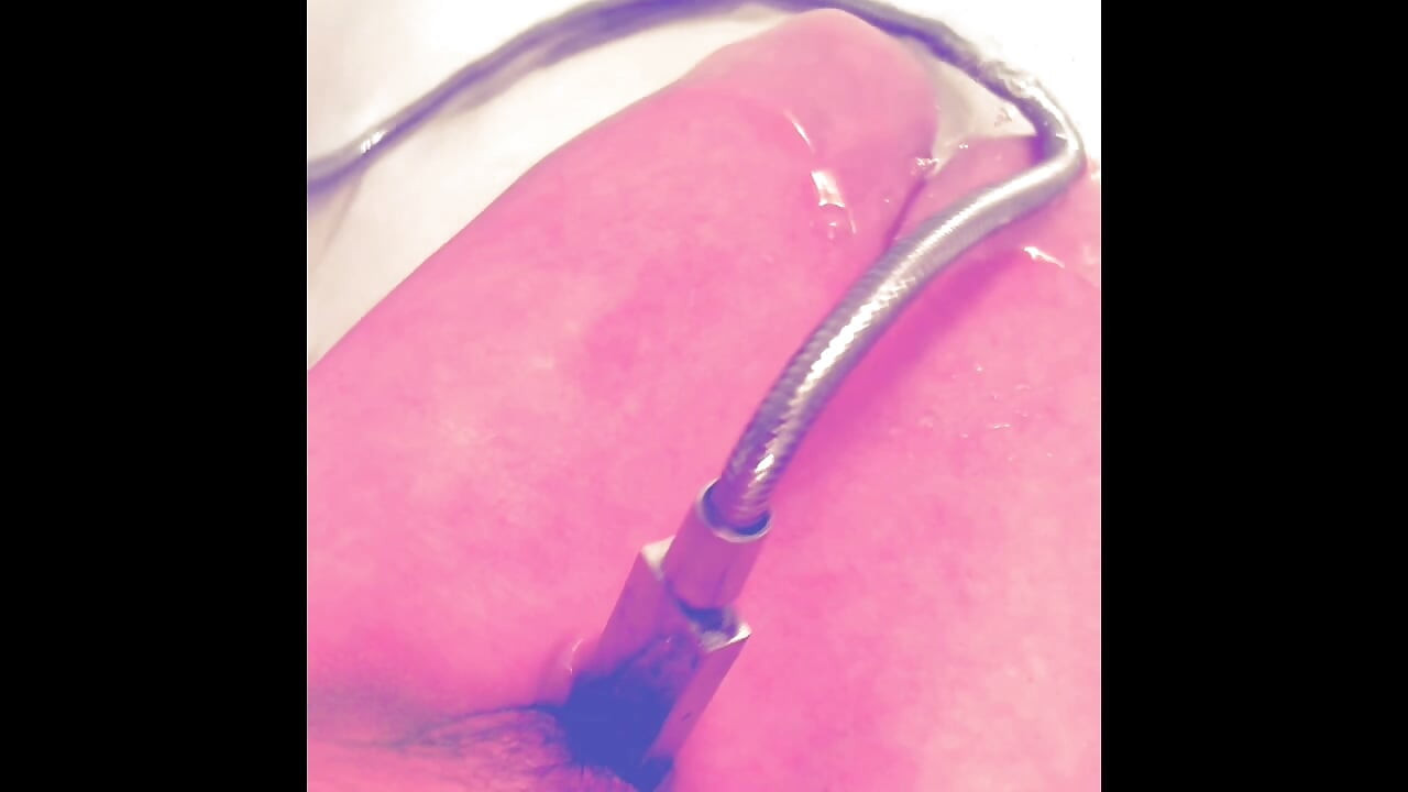 Шелби отново си доставя множество оргазми с пръскане