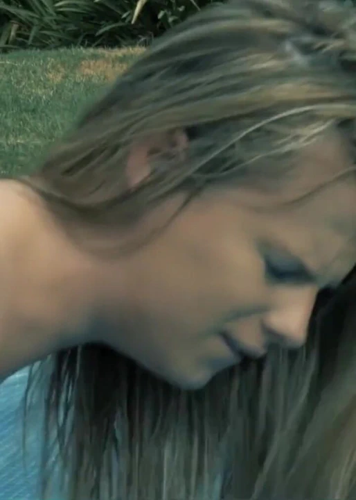 火辣金发少女在户外被干