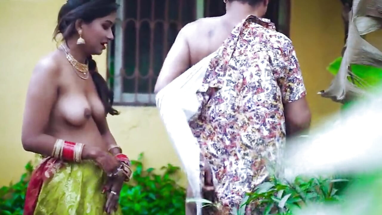 Step sister ko khana banate samey hi step brother ne jabbar dasti pela