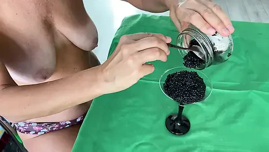 Зрелая мачеха доит ее спаривание с яйцами, фуд-фетиш.