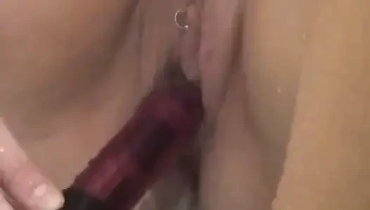 Cewek rambut pirang dengan tindikan ini lagi asik muasin memeknya pakai dildo di kamar mandi