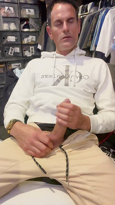 Mike having a good jerk off