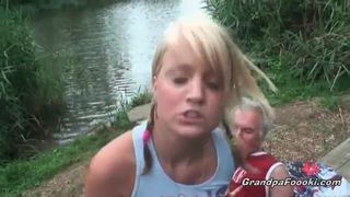 Prachtige blondine berijdt lul op de oever van de rivier