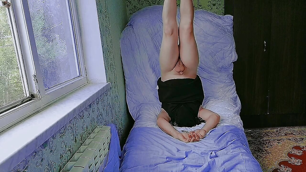 Netter femboy wirbelt die haare beim lügen auf dem bett