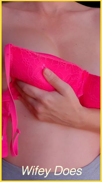 Wifeys, des seins parfaits éclatent dans ce soutien-gorge rose sexy.
