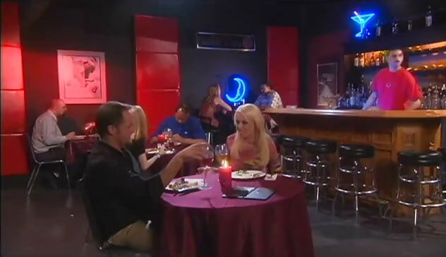 O fată drăguță blondă este futută pe un scaun de bar