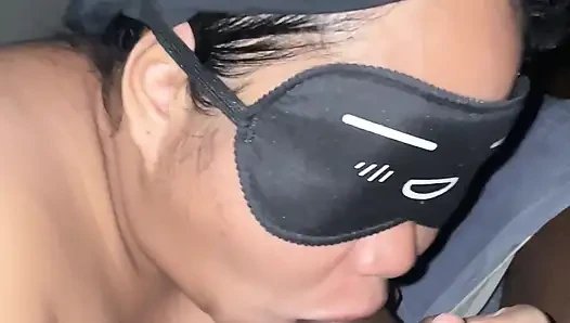 Adik tiri asia lagi asik nyepong kontol nakal