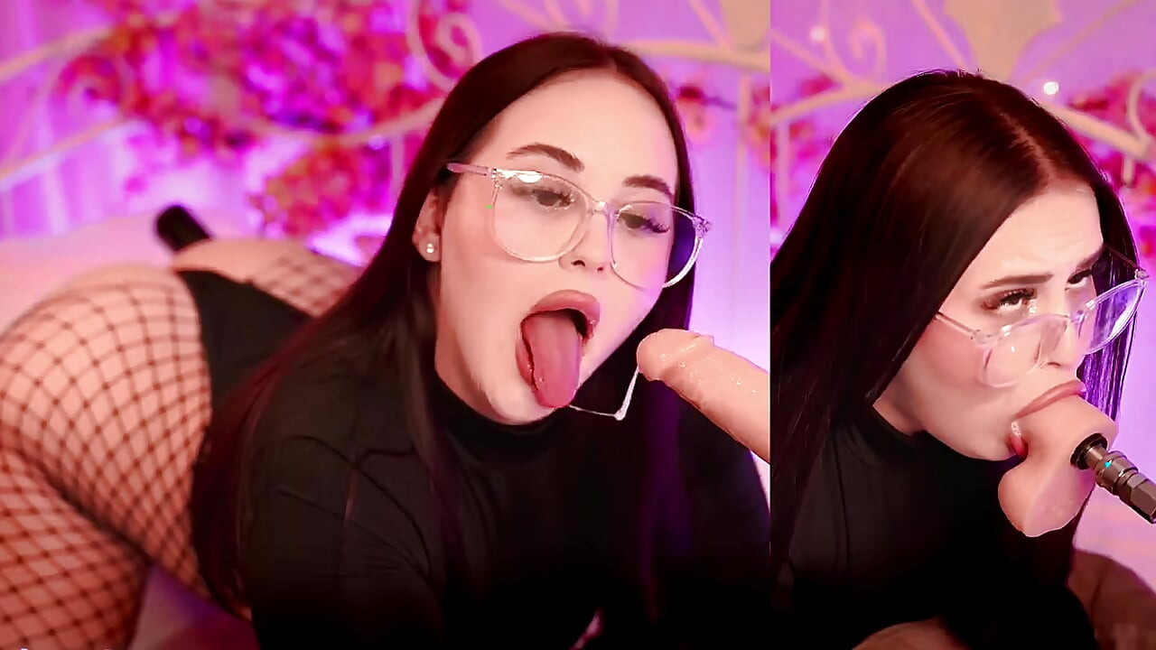 大学生の女の子が素晴らしいディープで乱暴なフェラチオをする