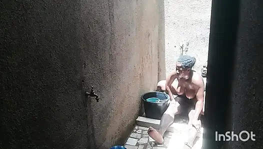Die ehefrau meiner besten freundin rief mich in der dusche an, während sie ihre privaten teile wäscht. Ich konnte der Versuchung nicht widerstehen.