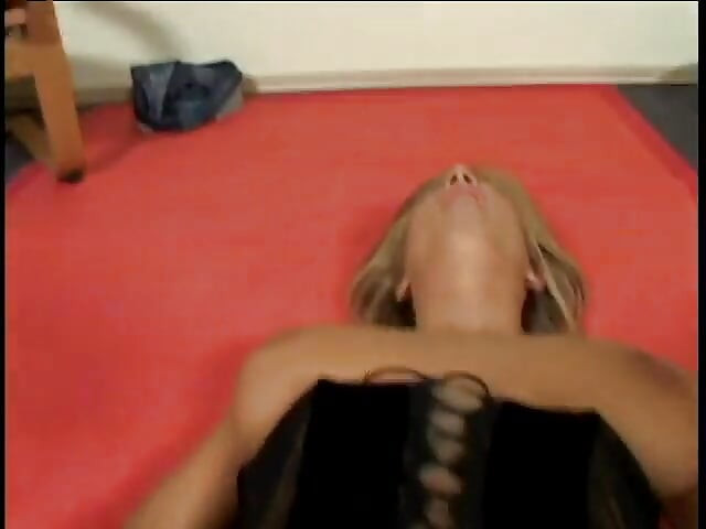 Une pipe blonde à gros nichons en POV se termine par un facial