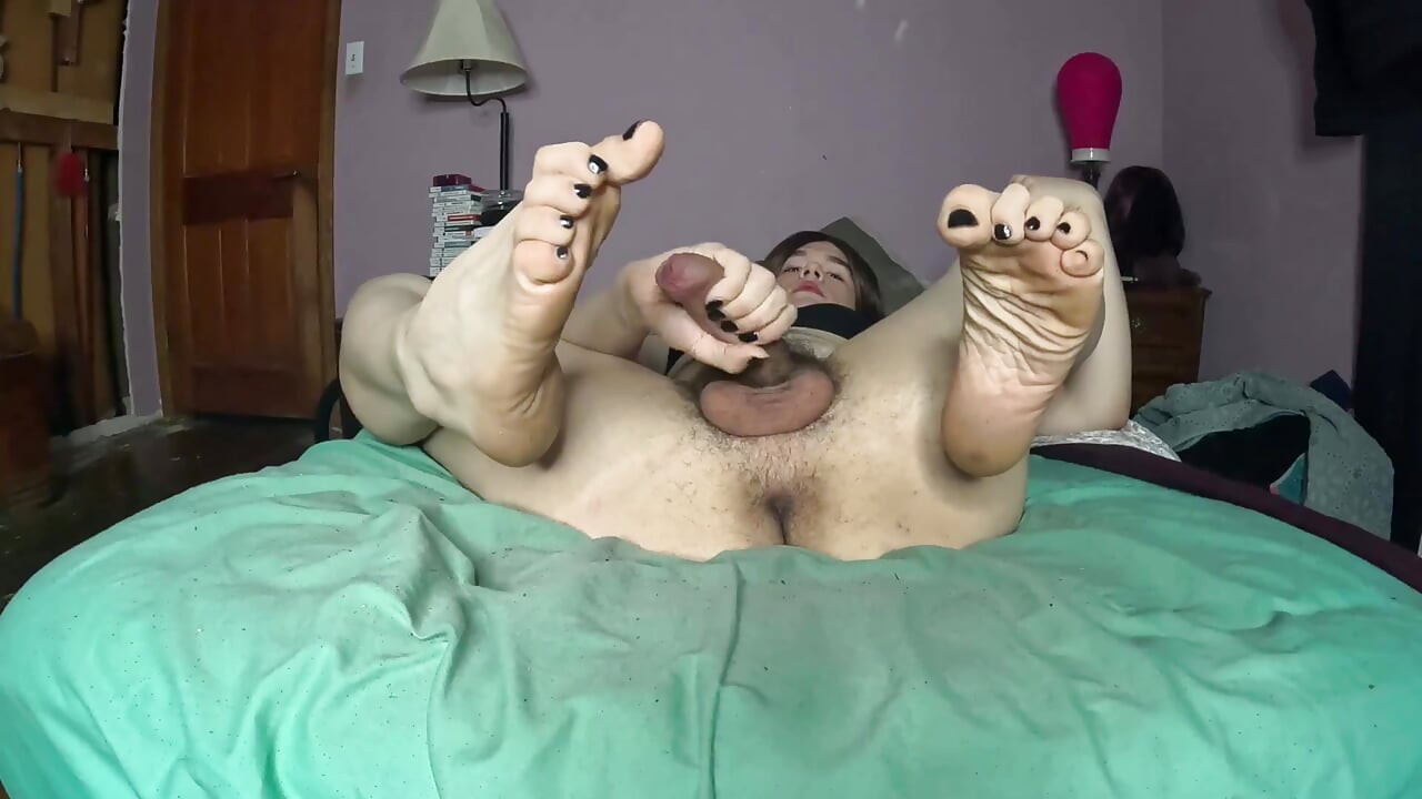 Ich beruhige mich, während ich meinen arsch und meine sohlen vorzeige