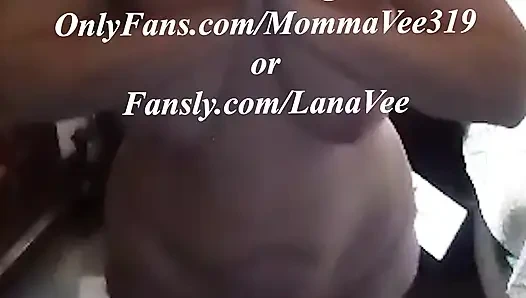 Seksi iri güzel kadın çıplak yoga yapıyor ve sonra boşalıyor!