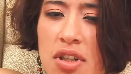 Cewek seksi dan tiga pria biseksual lagi asik seks foursome