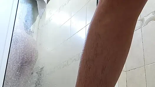 Zweiter teil, meine muschi rasieren und im badezimmer duschen!