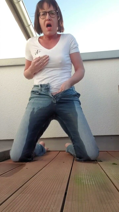 Squirt in Jeans, fully wet | Clip 1