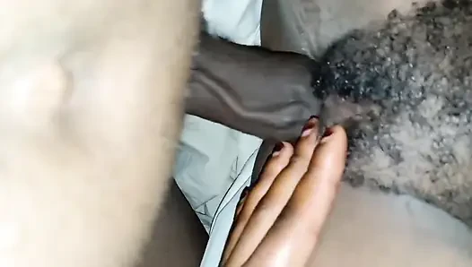 Azgın kız arkadaş sabah sikiliyor ve yarağın götünü açmasının tadını çıkarıyor