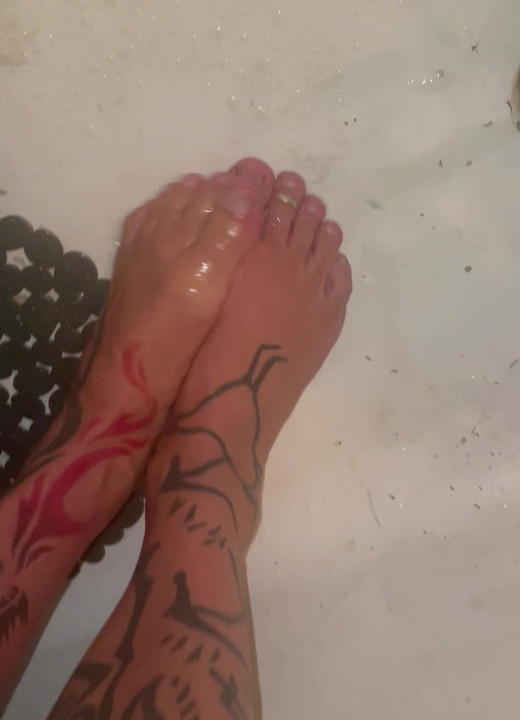 Warm piss on barefeet feels so good..
