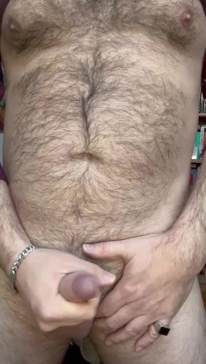 Cowboy trucker dengan memek berbulu lagi asik ngocok kontol kecilnya