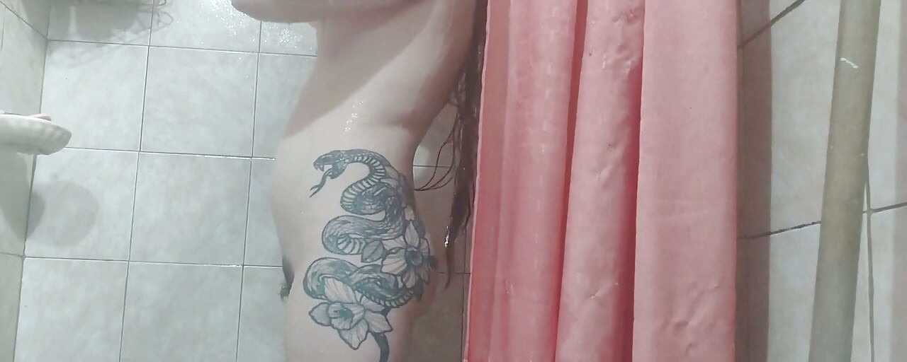 Parte 2 eu continuo com o banho e desta vez eu depilo minhas pernas e bunda
