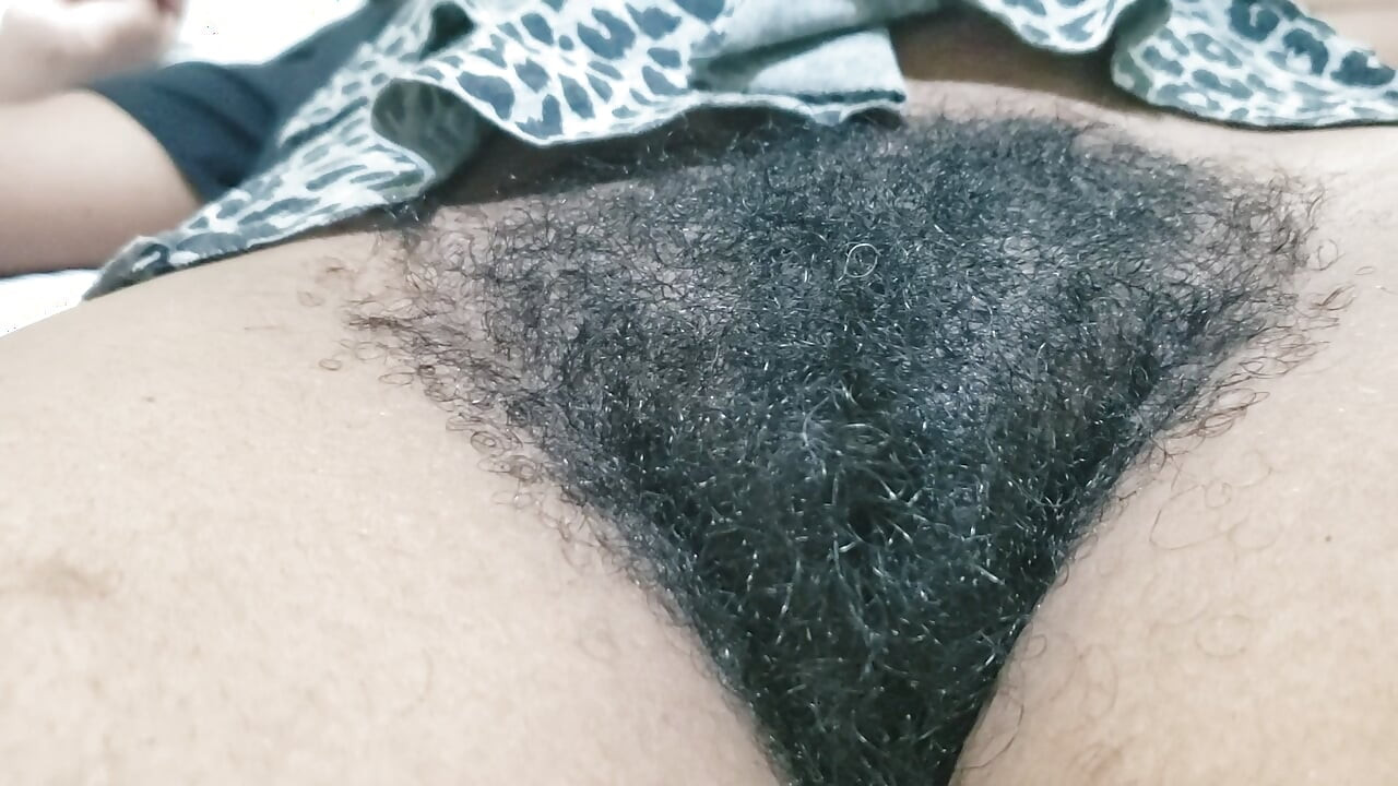 Schöne reife frau mit behaarter muschi und sexy selbstvertrauen