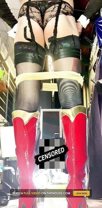 Drăguța Femboy își întinde curul pentru a lua un vibrator imens!